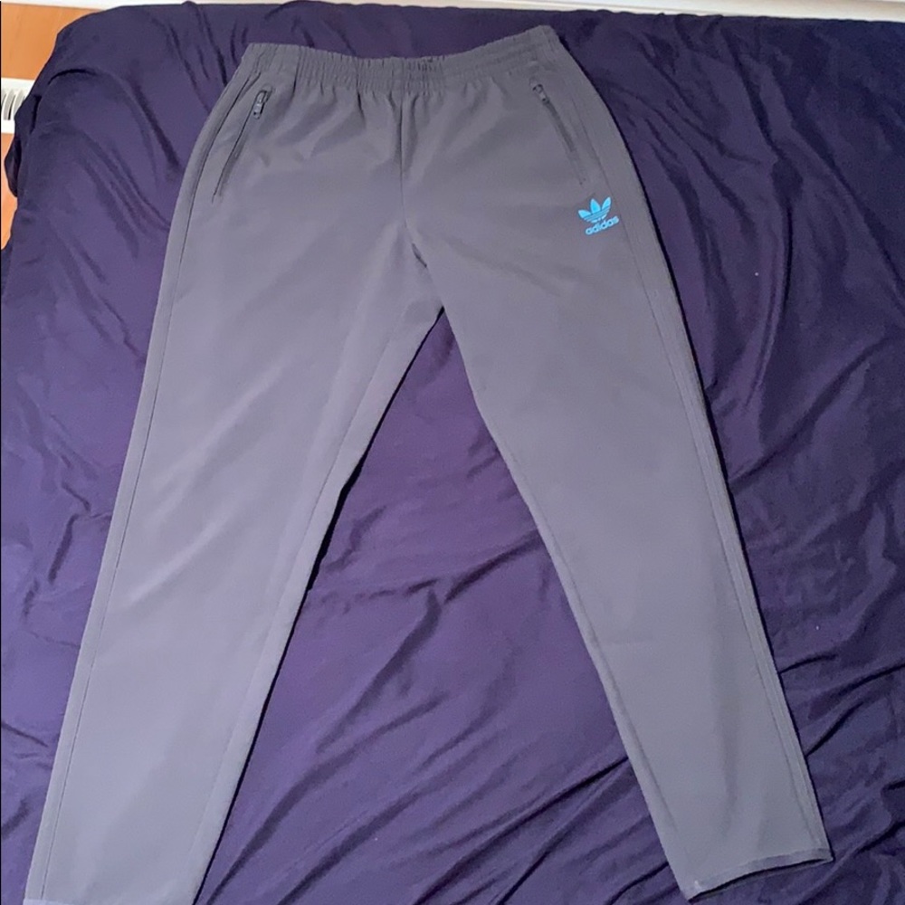 Fitted Adidas sweat pants. With zip pockets.
